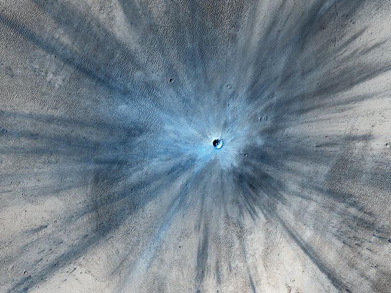 Illustration for article titled A spectacular new impact crater appears on Mars